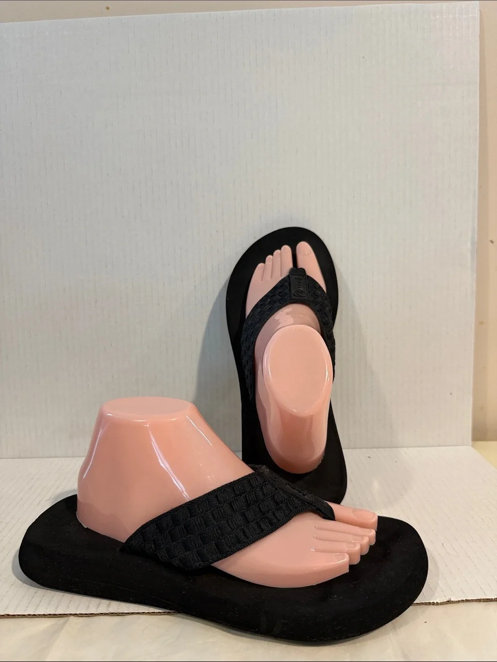 Reef Black Women's 1-1/2” Woven Strap Flip Flop Sandals (sz10)